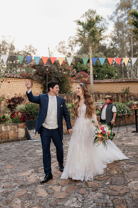 Novios llegando a la recepción de la boda - Wedding planner & Event designer - Un sueño de boda