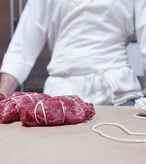 Le chef prépare la viande