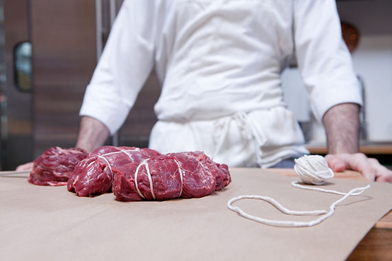 Macellaio con carne di manzo