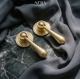 ผิวสัมผัสมือจับทองเหลือง