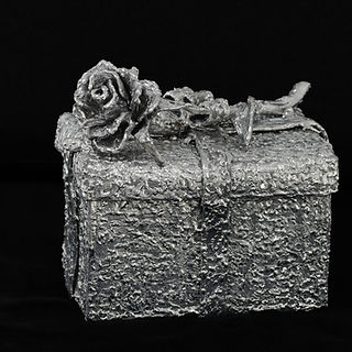 Scatola d'argento con rosa