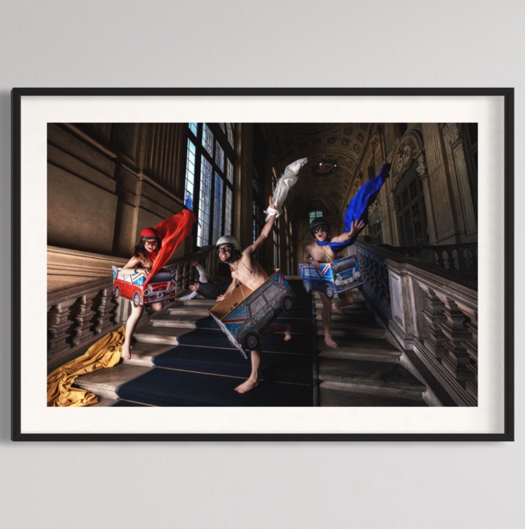 Quattro figure in posa dinamica su una scalinata