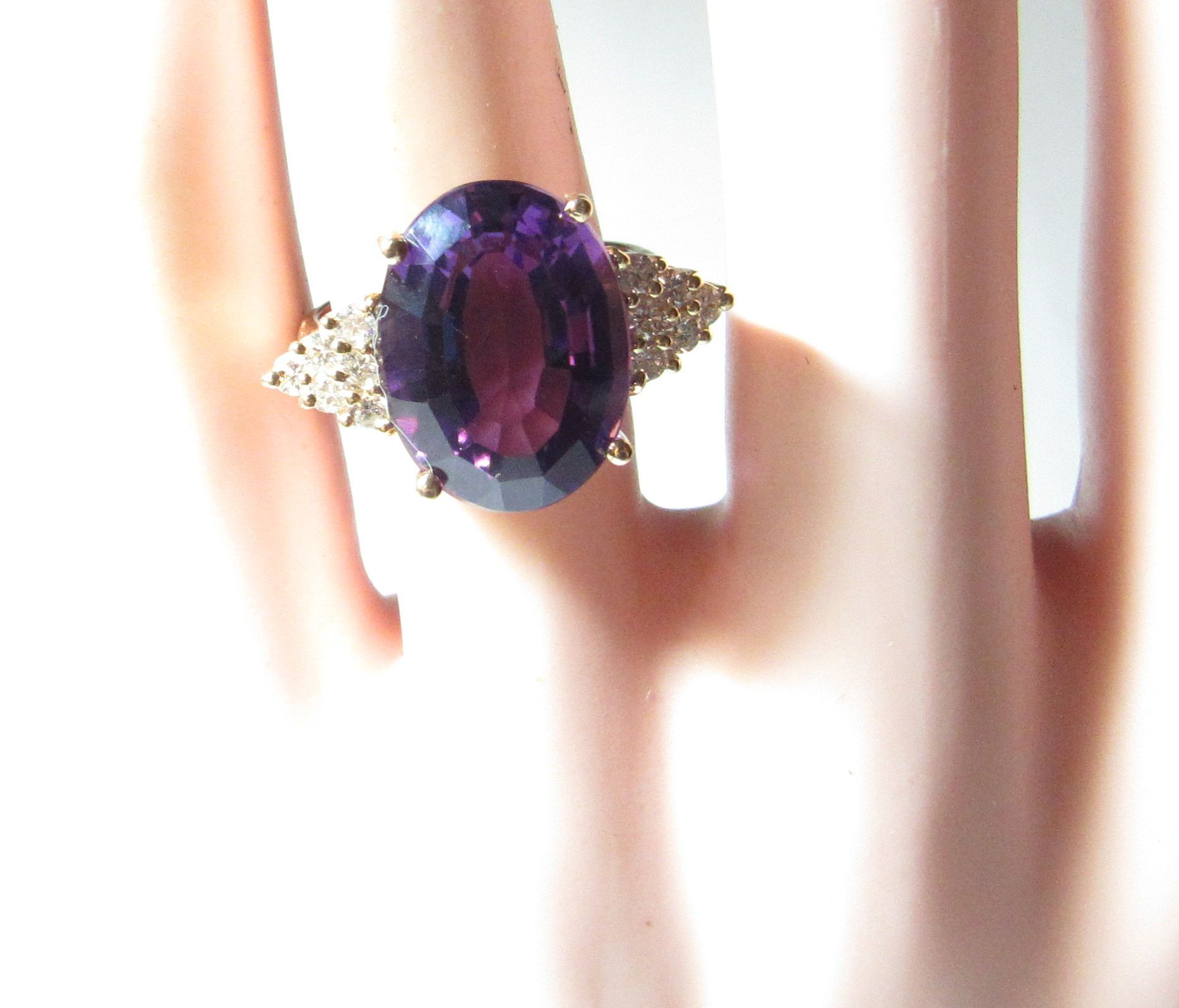 Cocktail Style 14k Gold Ring w / Oval Purple Natural Amethyst & Round Diamonds