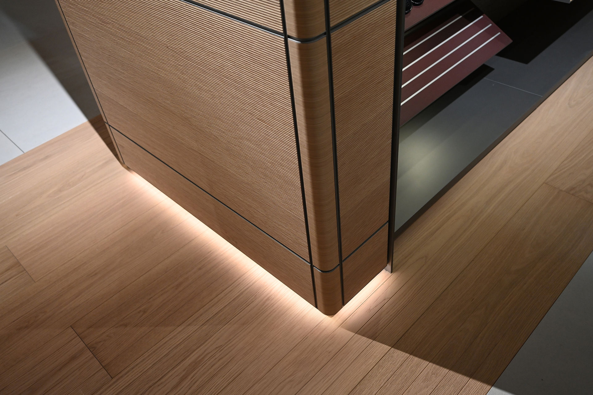 Luxury Wood Veneer Wall Panel with Aluminium Stripe