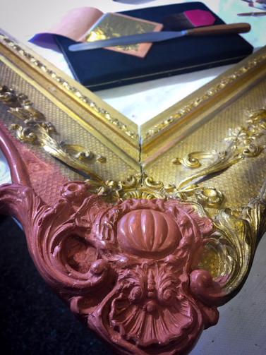 Die zur Vergoldung vorbereitete Ornamentergänzung
