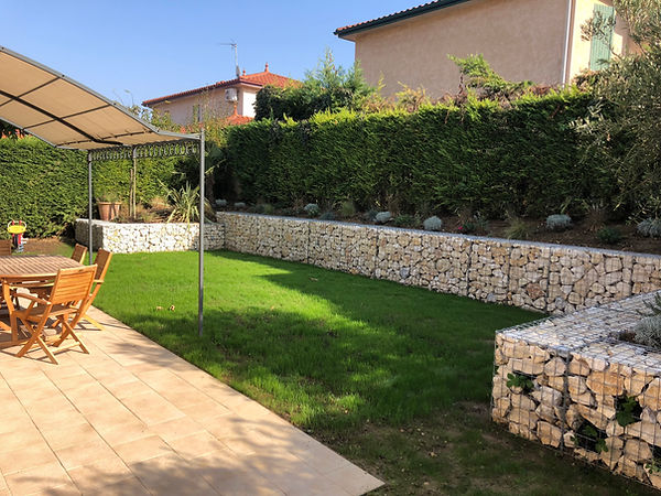 Photo d'un mur en gabions terminé: esthétique et efficace offrant une intégration naturelle et moderne