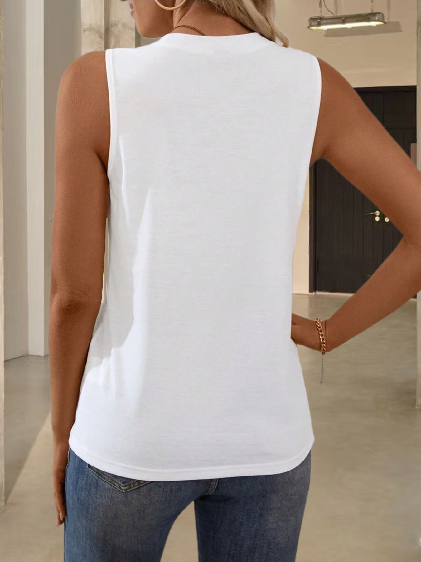 2026 Spring/Summer New Pure Color Round Neck Wrinkle Knit Vest for Women; In Sto