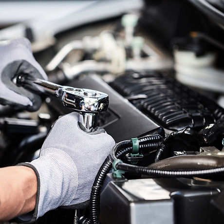 Mécanicien travaillant sur un moteur