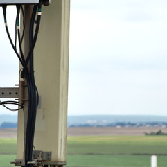 Estrutura metálica de uma torre de celular e seus componentes
