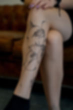 Tatouage floral sur la jambe
