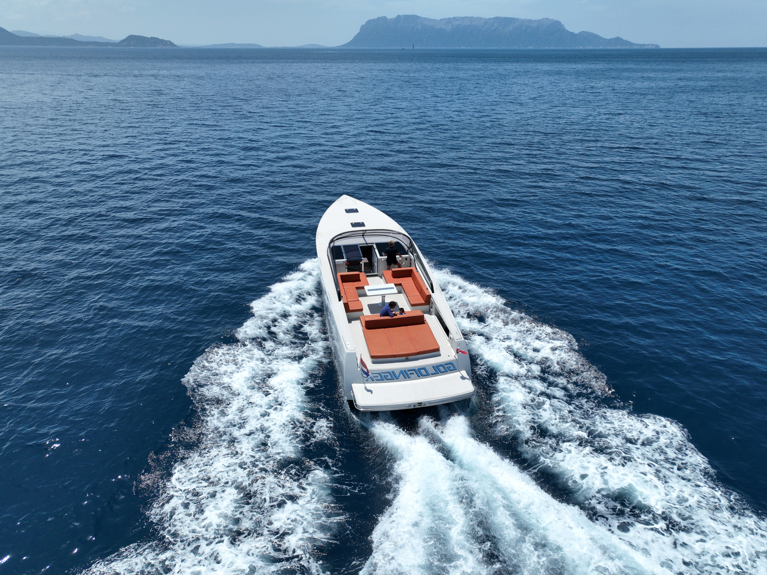MareFun charter yacht di lusso VanDutch 55 in navigazione presso l'isola di Tavolara, Sardegna — noleggio barca da Olbia