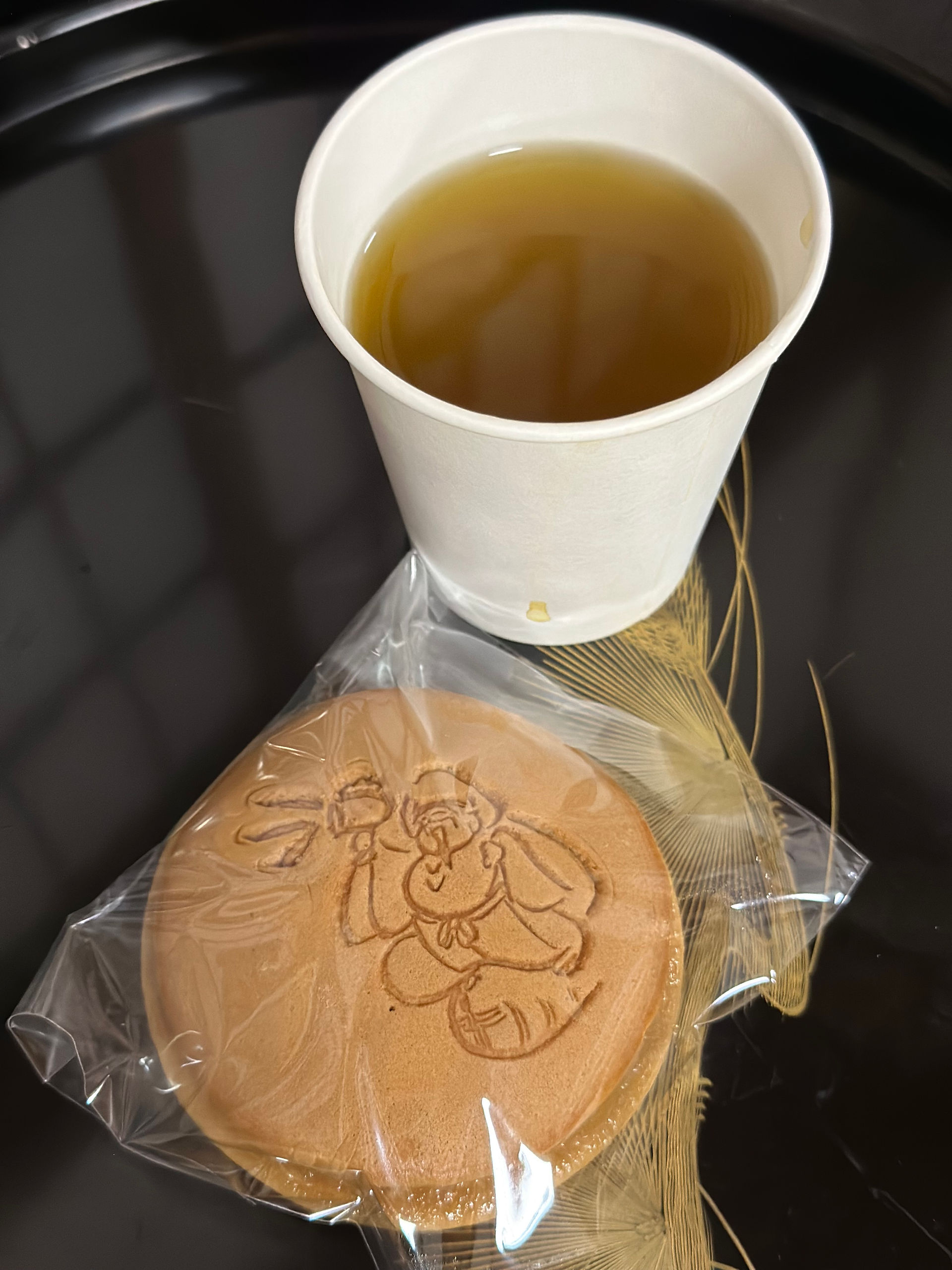 Tea and peanut dorayaki from Mano-ji Temple. The dorayaki features the Daikoku-sama motif from Mano-ji Temple.