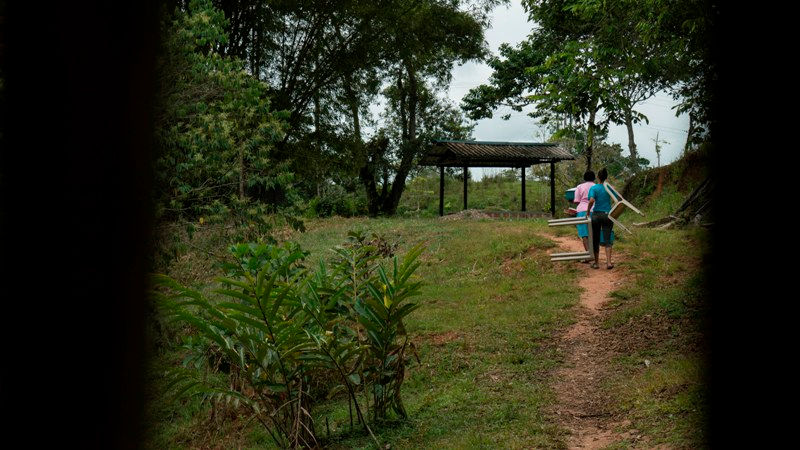 Araceli es una de muchas mujeres que en Colombia han tenido que vivir los horrores del conflicto armado. Pese a todo esto, lucha día a día devolviendo con mieles las amarguras que ha recibido a lo largo de su vida. Desplazamiento, abandono y la desaparición de su hijo han dejado un sabor agridulce en su corazón, sabor,como dice ella, le pone a sus dulces. Así desde su humilde vivienda, ubicada en las afueras del municipio de Puerto Caicedo , Araceli, la mujer más dulce del Putumayo, no sólo con sus manjares, sino con su brillante sonrisa, le da sentido a su vida.