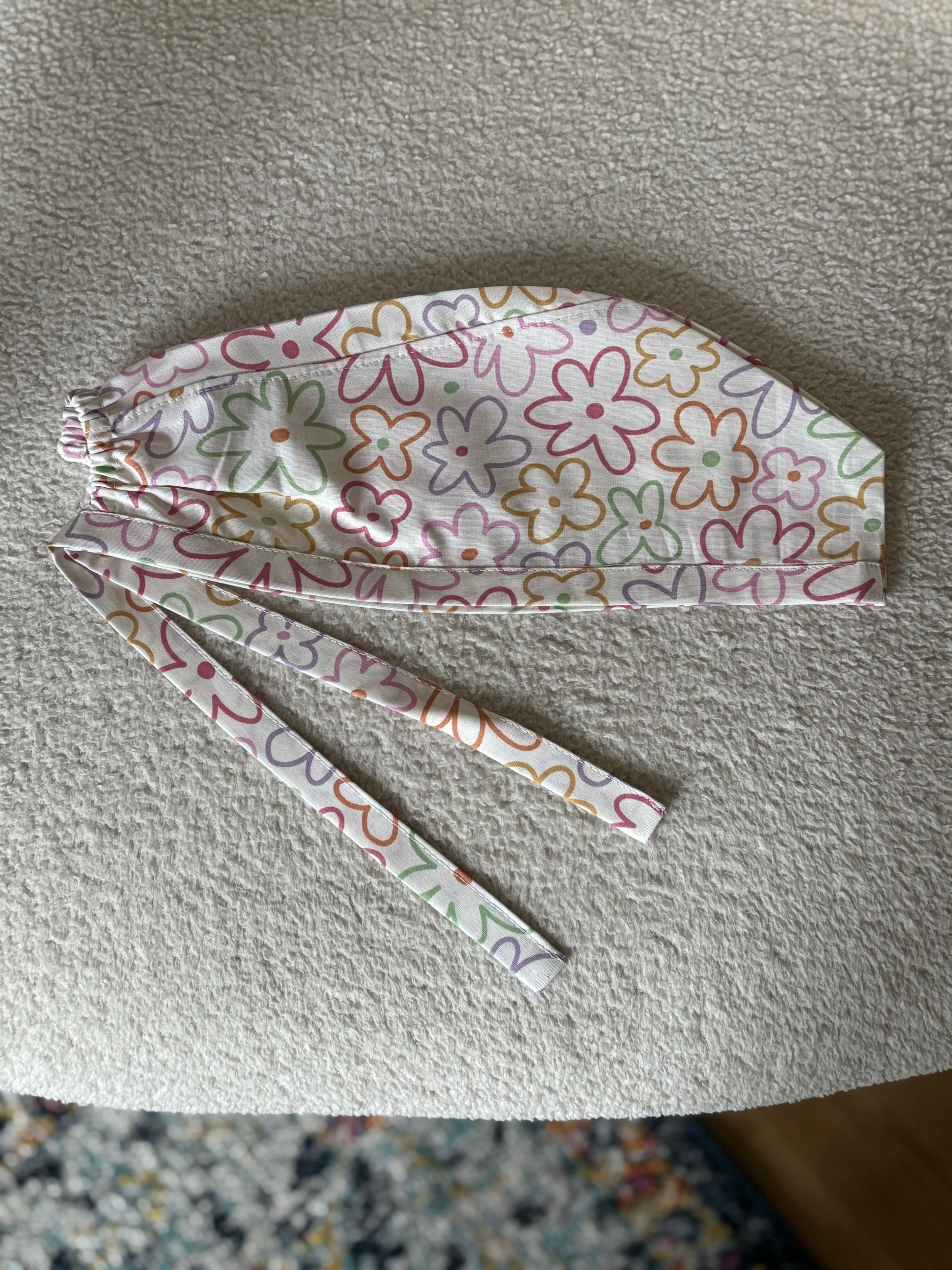 motif floral sur calot chirurgical pour un usage médical, couleur blanche.