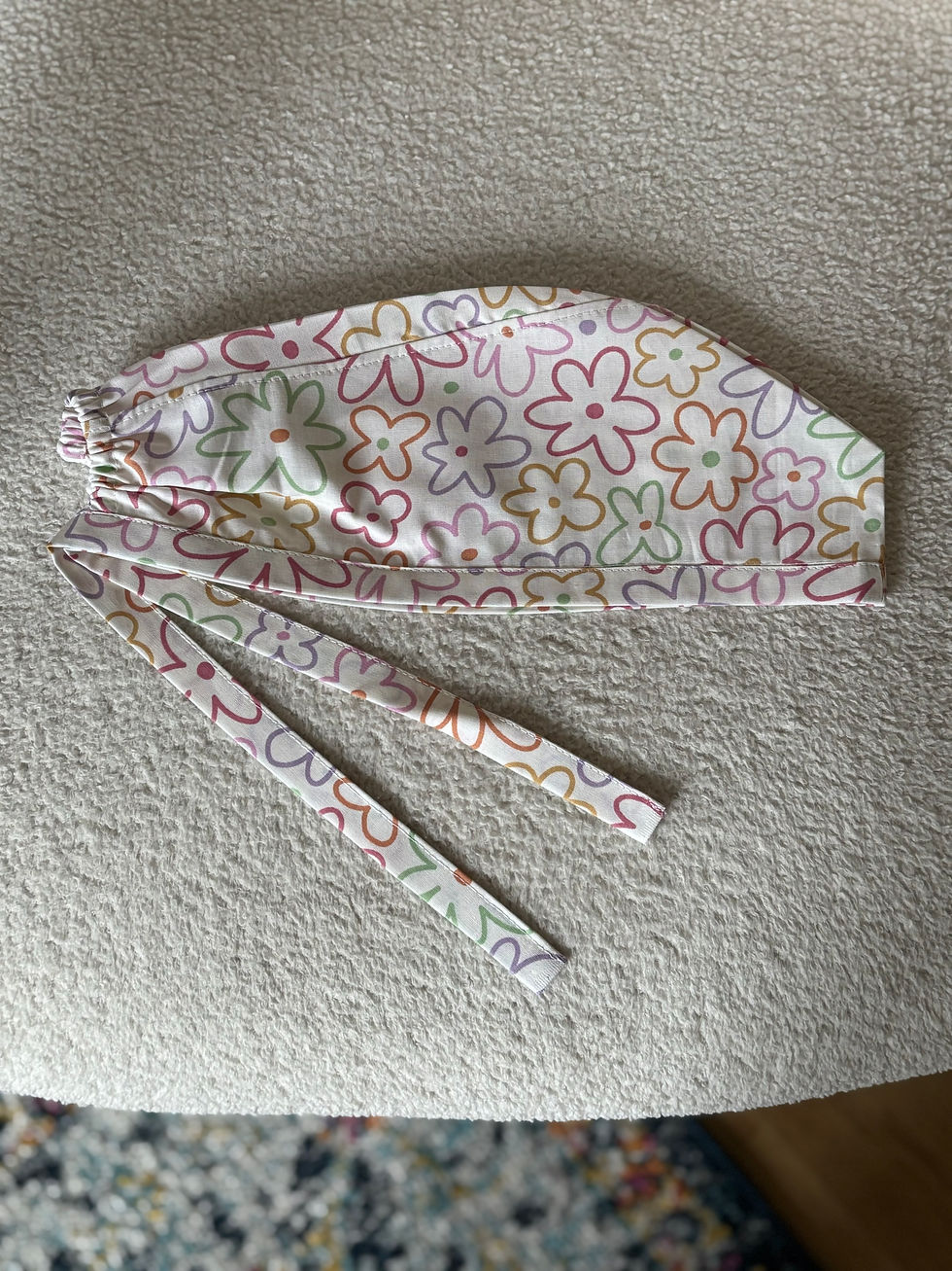 motif floral sur calot chirurgical pour un usage médical, couleur blanche.