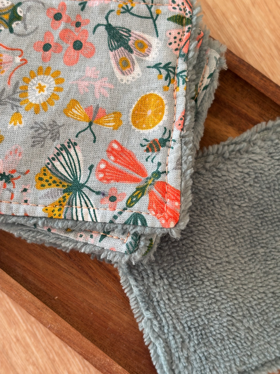 Gros plan sur des serviettes en tissu avec motifs floraux et insectes