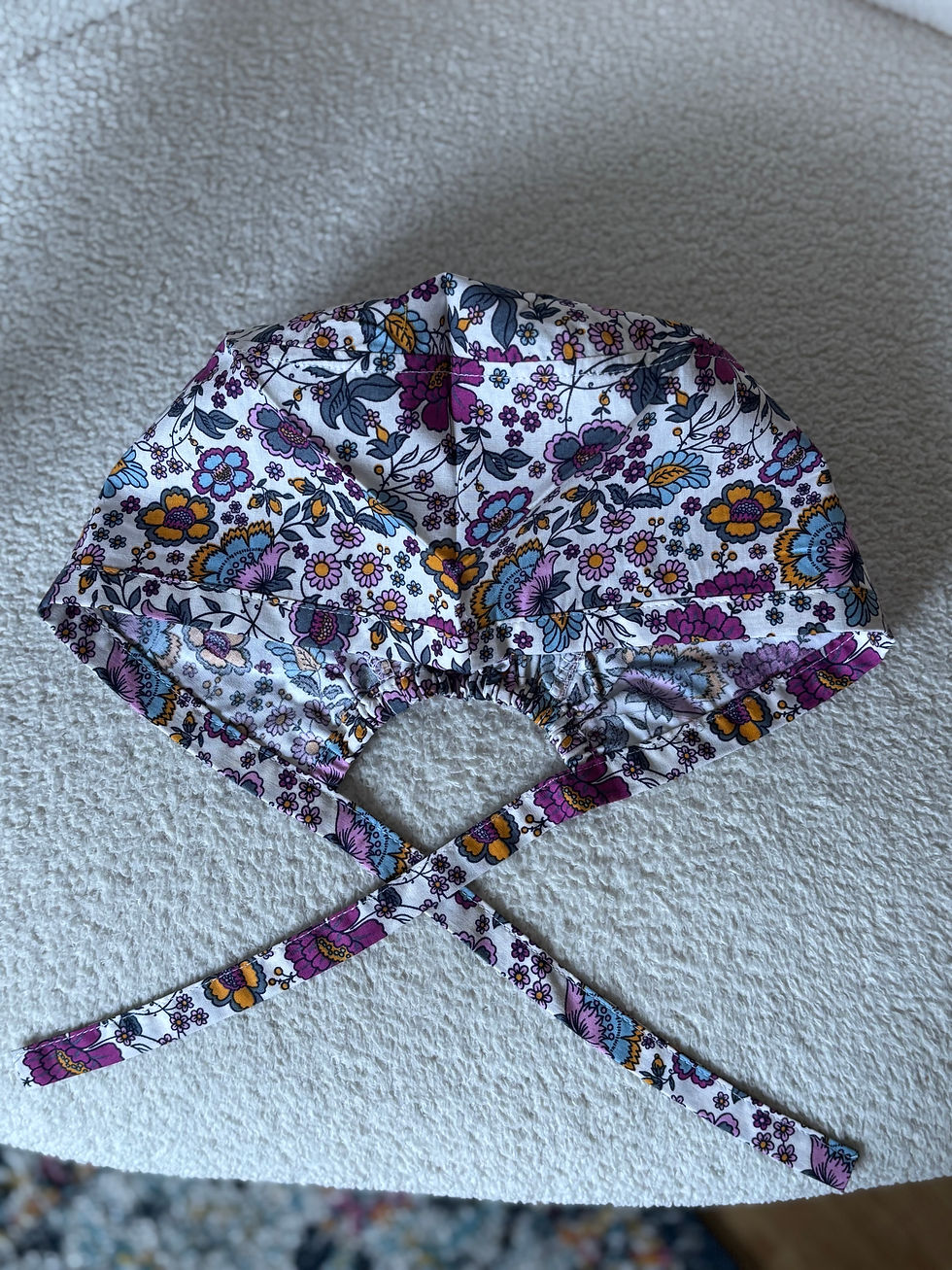 Chapeau chirurgical fleuri. Calot chirurgical et motifs floraux colorés, fond blanc.