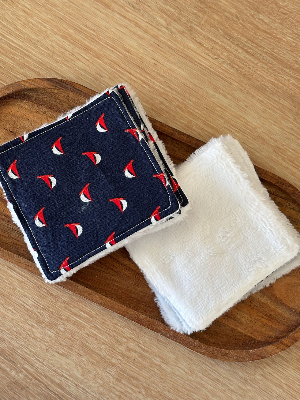 Cubes de tissu réutilisables, motif voiles rouges, blancs et bleus sur un plateau en bois.