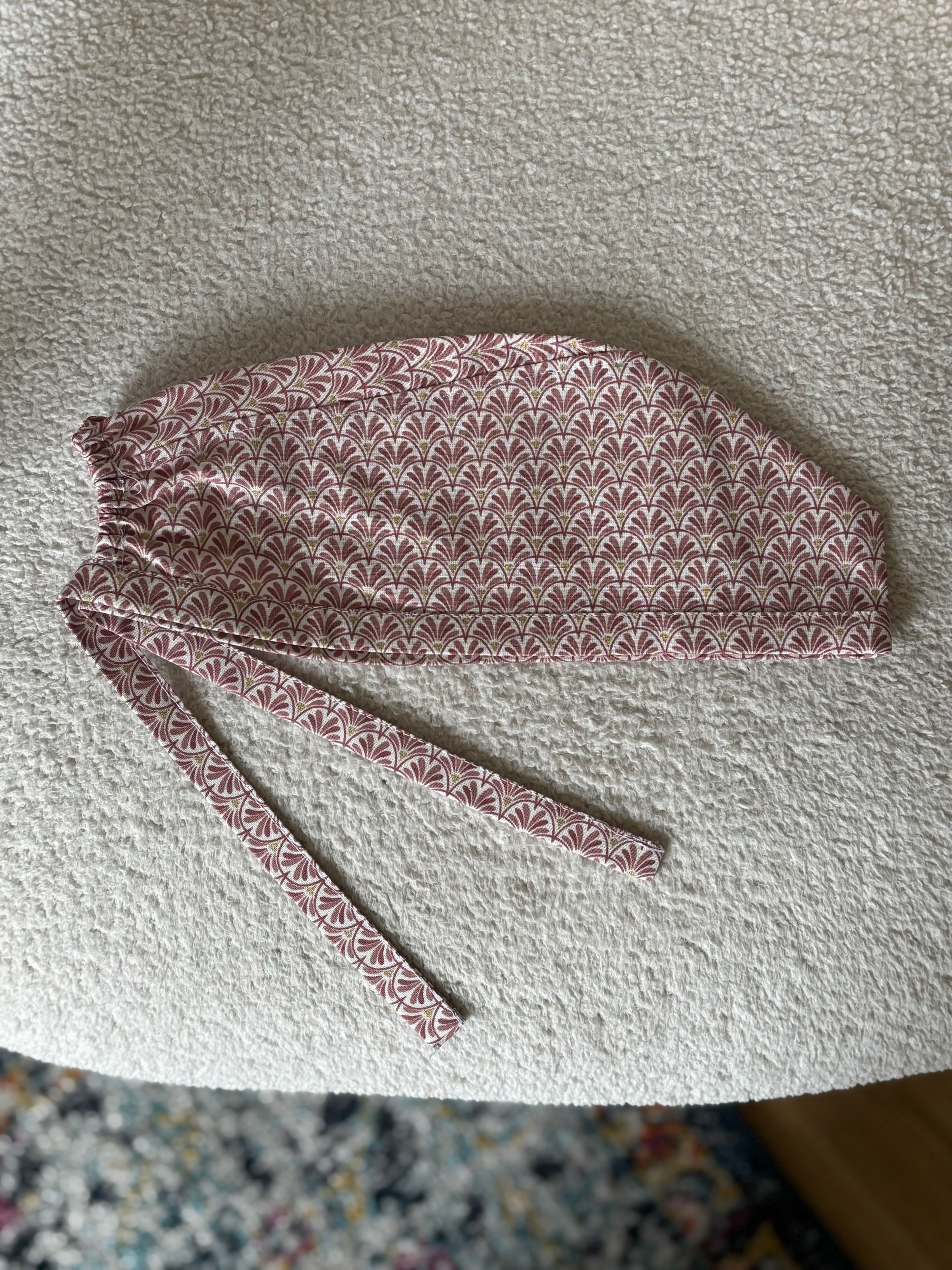 Casquette de chirurgien à motifs, calot chirurgical pour usage médical. Fond clair.