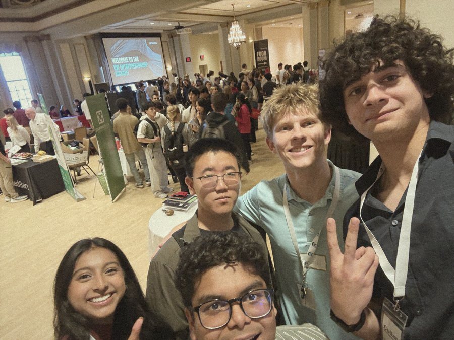 Five students taking a selfie at the UW Entrepreneurship Kickoff