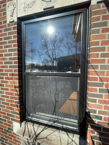 hung uPVC black window in Montreal. Hung black windows. Commercial building with 3 floors. Installed front and back full building
fenêtres guillotine noir Montreal