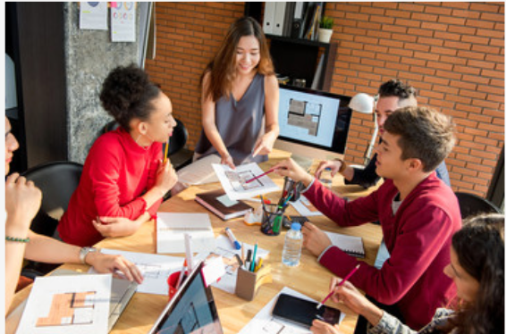 Jeunes professionnels passionnés travaillant sur une projet
