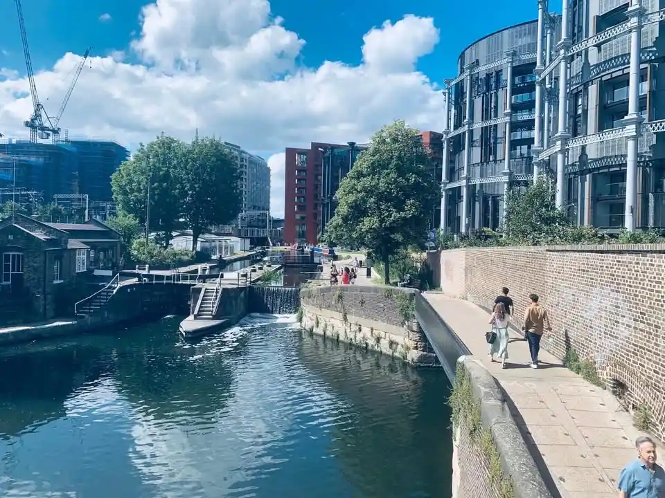 אנשים מטיילים על שפת טמזה 