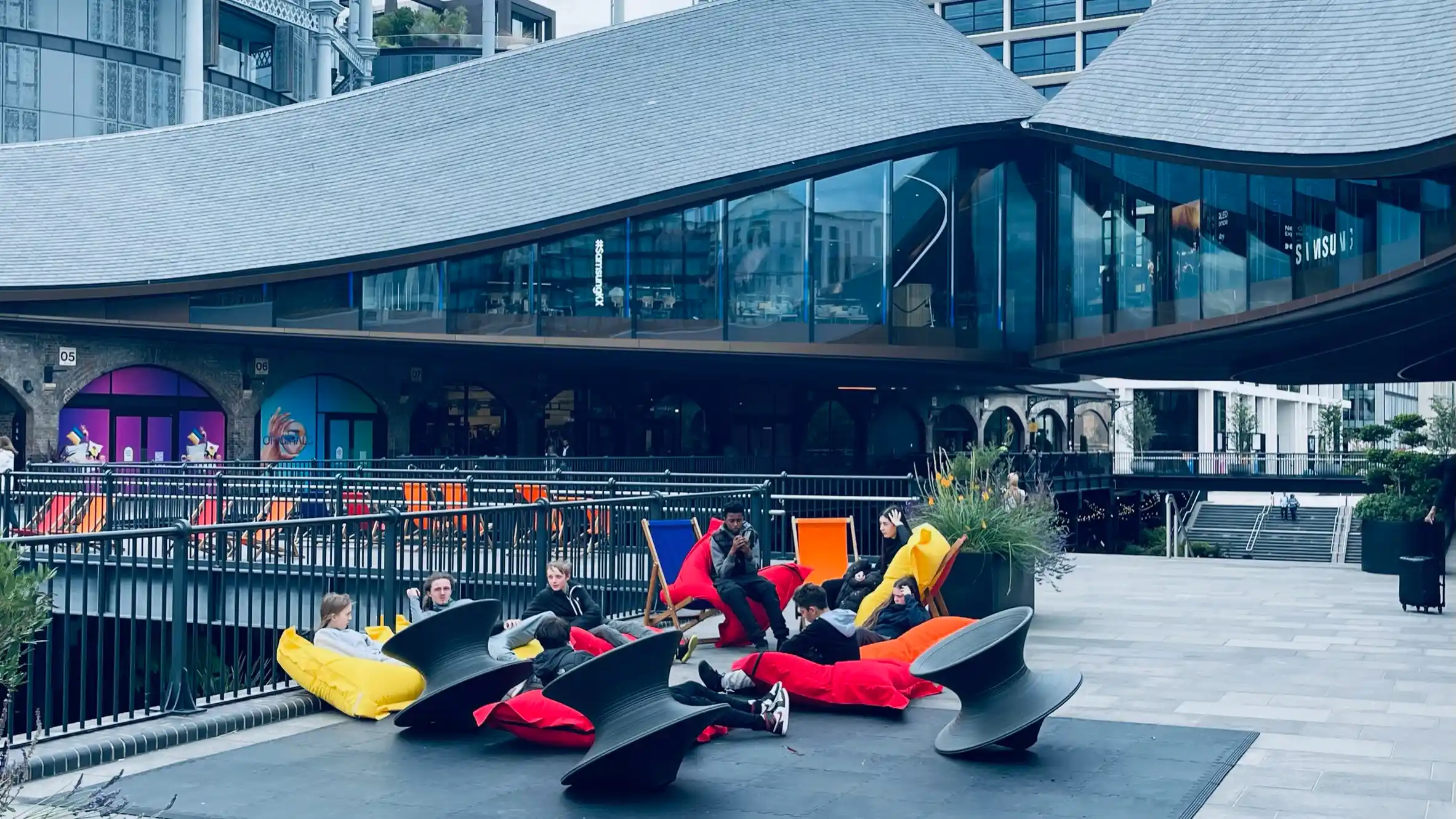 אנשים נחים בלונודון על כסאות בחוץ 