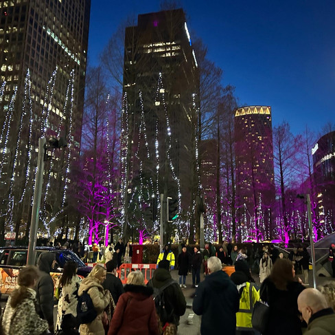 אנשים מטיילים בלונדון בחורף 