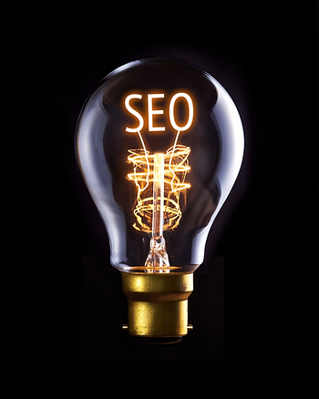 SEO - uma lâmpada acesa com as siglas de Search Engine Optimization