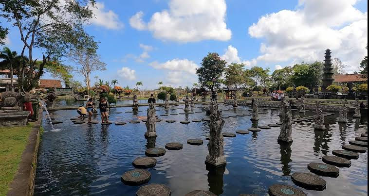 الصورة المصغرة: walking on water in bali