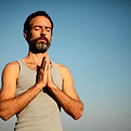 Uomo di yoga Namaste