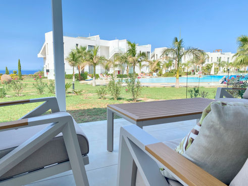 the resort nordzypern sitzlounge auf der Terasse mit Blick aufs Meer
