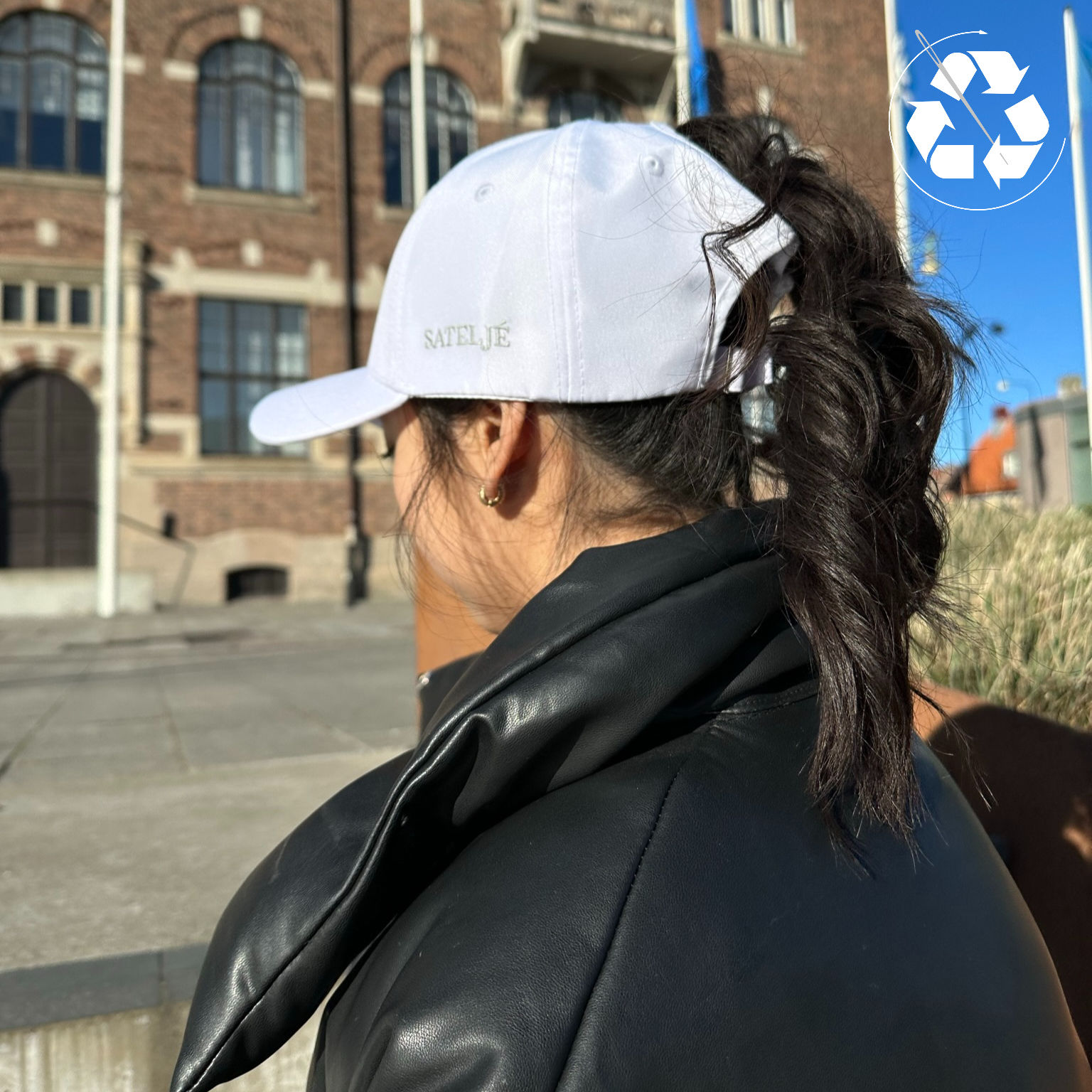 KEPS MED SATIN FODER med extra hål för tofs