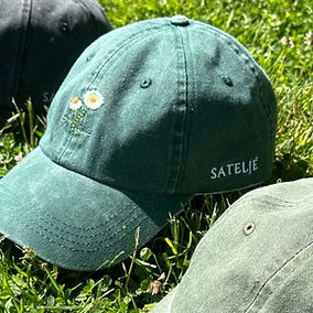 keps med sidenasatin foder botanical (närbild) grön svart khaki.jpg