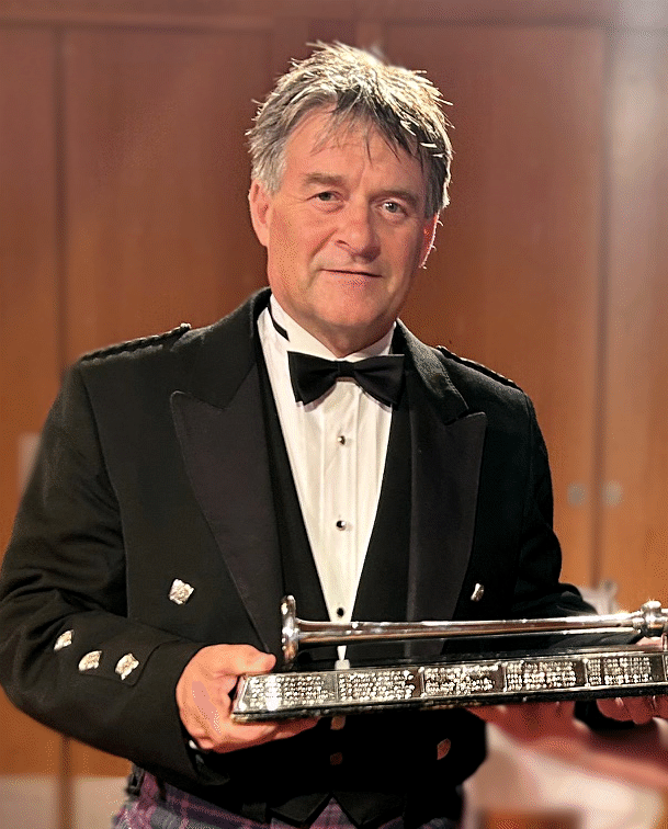 angus-and-silver-chanter.gif