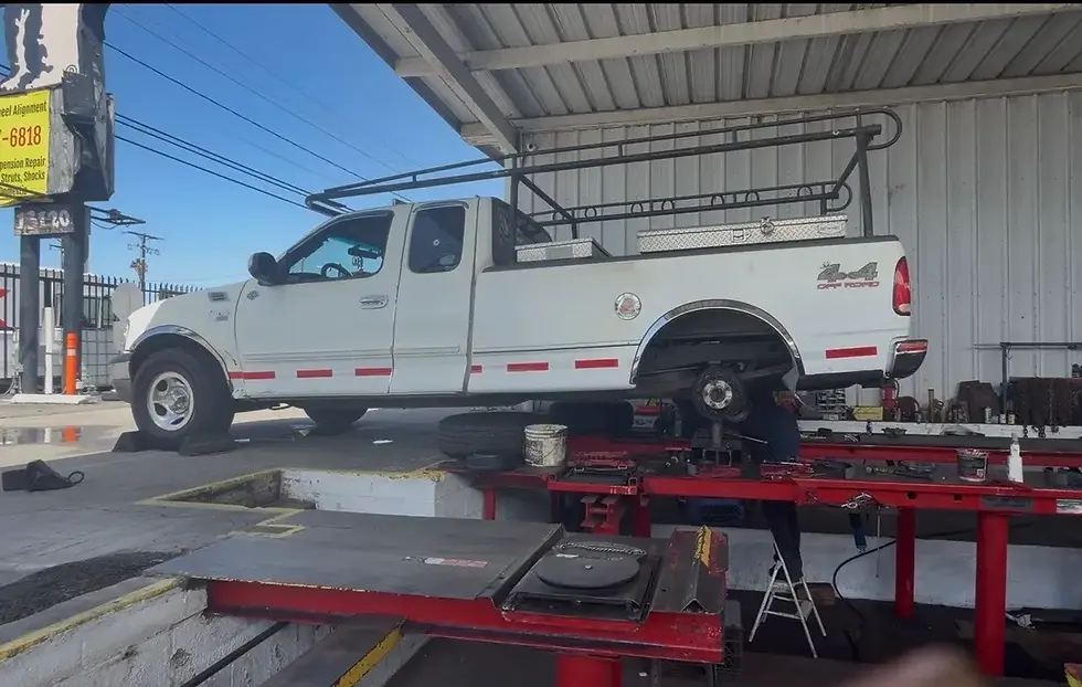 Heavy duty vehicle alignment bay