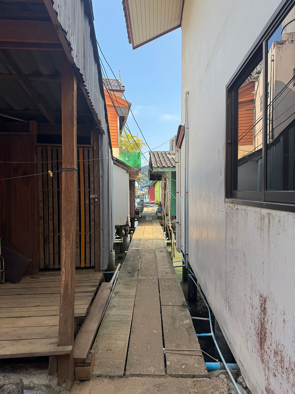Bang Bao Pier alleyway