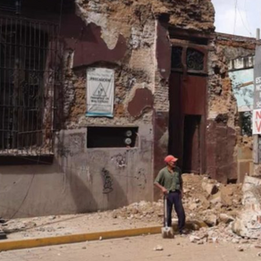 Sismo deja 2 muertos en Oaxaca; hay otras 15 personas atrapadas bajo escombros