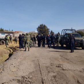 Policías se enfrentan a balazos contra presuntos huachicoleros en Tepetlaoxtoc