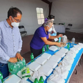 Gobierno de Ecatepec reparte comida a familiares de pacientes e insumos a personal de hospitales