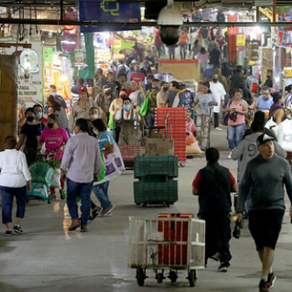 En tianguis y la Central de Abasto, sin temor al contagio ni a la muerte