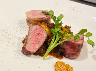 炭火で焼き上げた豚肉の食べ比べ（肩ロース・ヒレ・腕肉）を盛り合わせた一皿