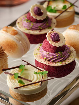 Uma versão internacional do melhor chá da tarde com um bolinho