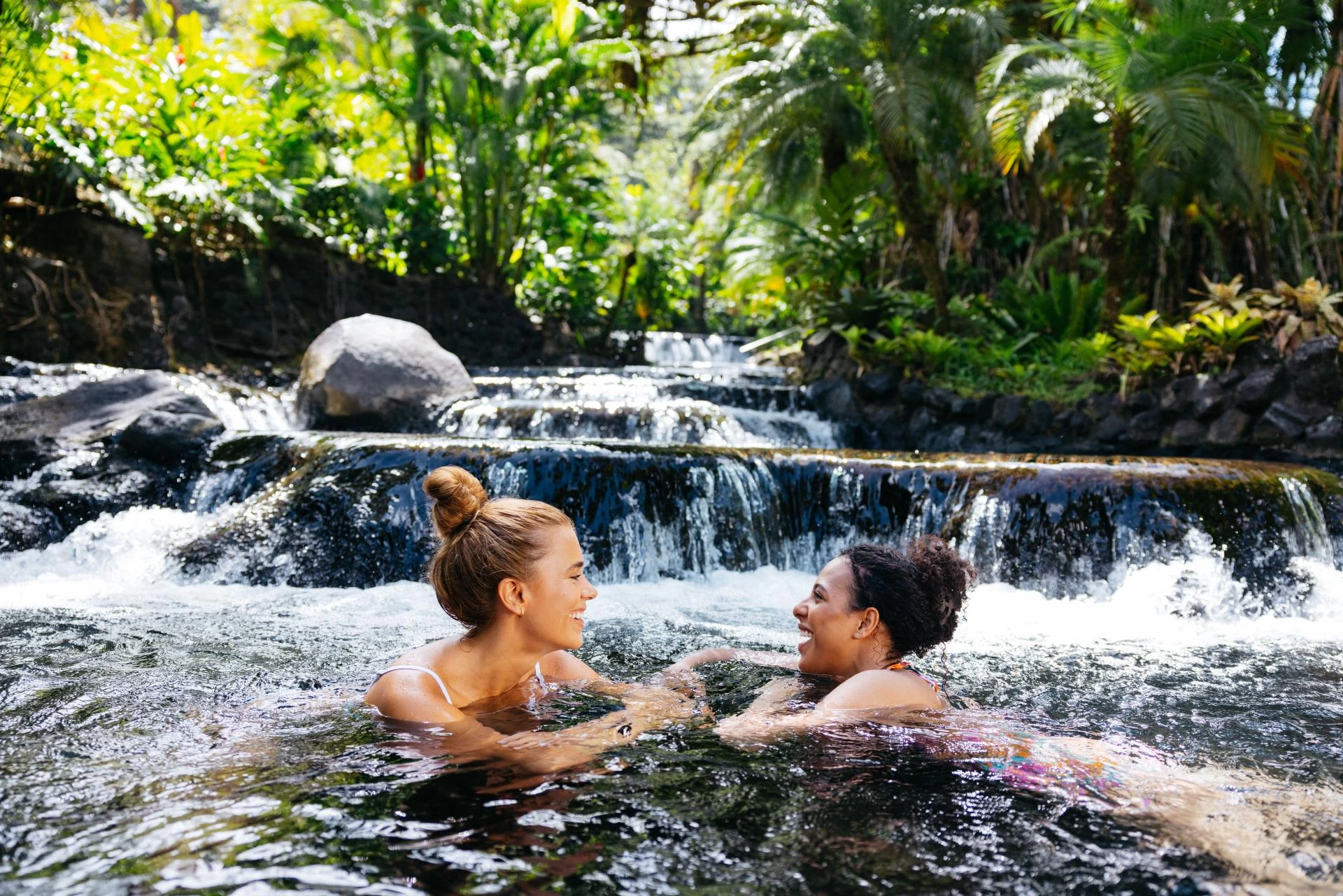 Paisagens exuberantes da Costa Rica, combinando praias paradisíacas, florestas tropicais intocadas, vulcões ativos e uma rica biodiversidade. Um destino que harmoniza aventura e sofisticação, oferecendo experiências exclusivas em meio à natureza preservada e à hospitalidade refinada.