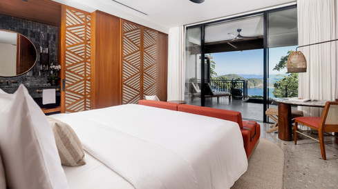 Vista deslumbrante do Nekajui, um Ritz-Carlton Reserve, localizado na Península Papagayo, Costa Rica. A arquitetura harmoniza luxo e natureza, oferecendo uma experiência exclusiva e sofisticada.