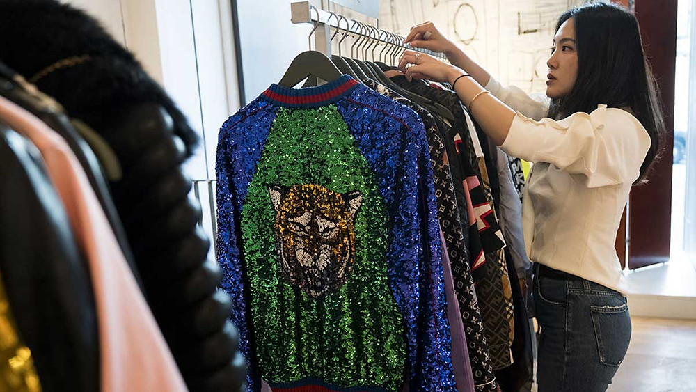 A revenda de moda está enfrentando uma crise de estoque
