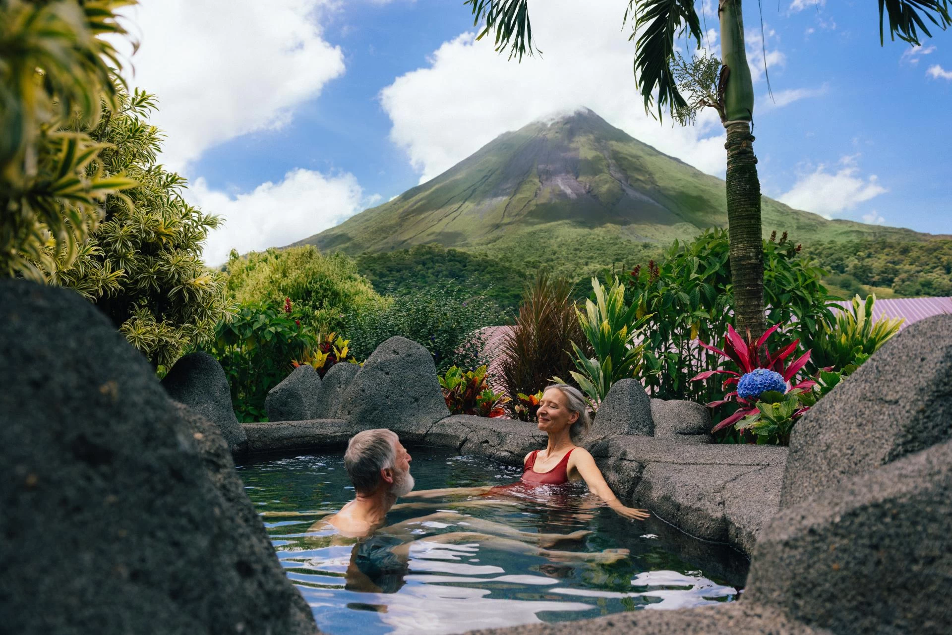 Paisagens exuberantes da Costa Rica, combinando praias paradisíacas, florestas tropicais intocadas, vulcões ativos e uma rica biodiversidade. Um destino que harmoniza aventura e sofisticação, oferecendo experiências exclusivas em meio à natureza preservada e à hospitalidade refinada.