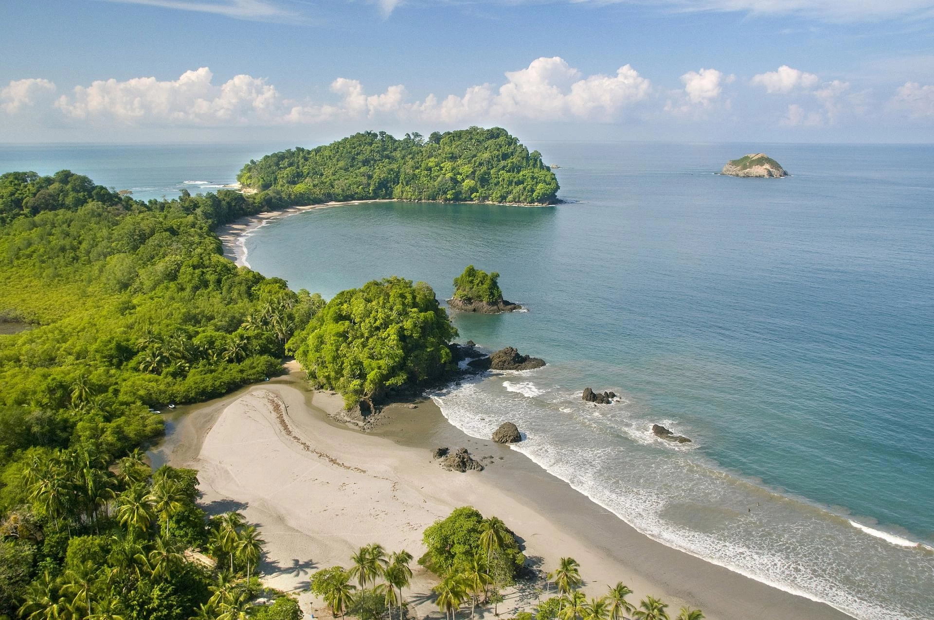 Paisagens exuberantes da Costa Rica, combinando praias paradisíacas, florestas tropicais intocadas, vulcões ativos e uma rica biodiversidade. Um destino que harmoniza aventura e sofisticação, oferecendo experiências exclusivas em meio à natureza preservada e à hospitalidade refinada.