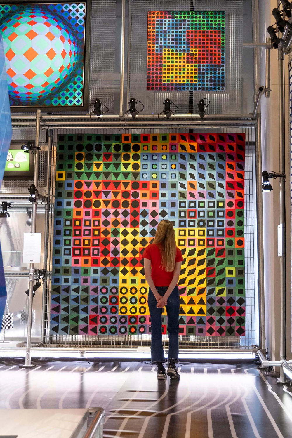 O projeto NFT da Selfridge, chamado "Universe", apresenta obras históricas do artista op art Victor Vasarely e do designer Paco Rabanne, além de novas obras do diretor criativo de Paco Rabanne, Julien Dossena